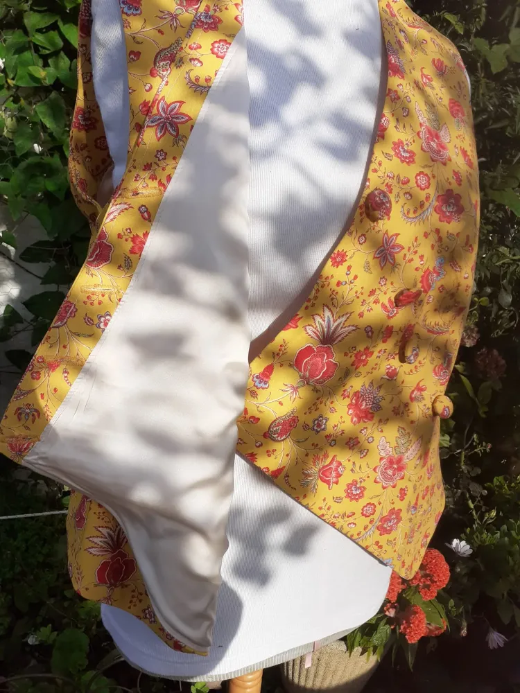 tenue jaune a motif (1)